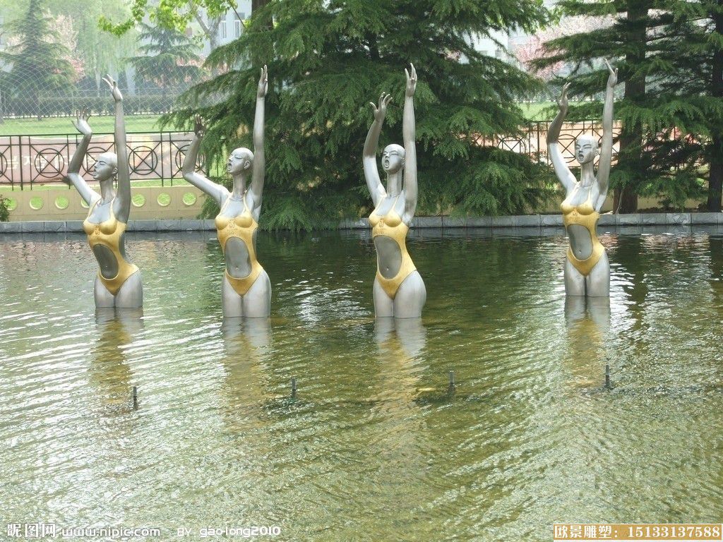 水中雕塑图片